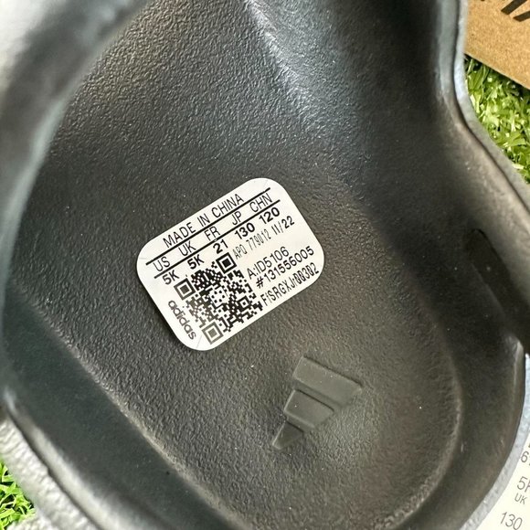 2024 Yeezy Slides 'Dark Onyx' 👟 - Picture 6 of 7